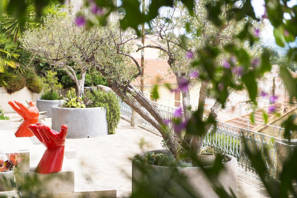 Hotel Castel Pierre Lisse Hyères Zewnętrze zdjęcie